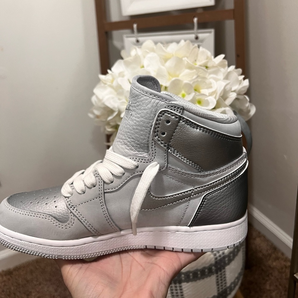 Air Jordan 1 Retro High Neutral Grey. Authentic 
size 4.5 big kids women Size 6